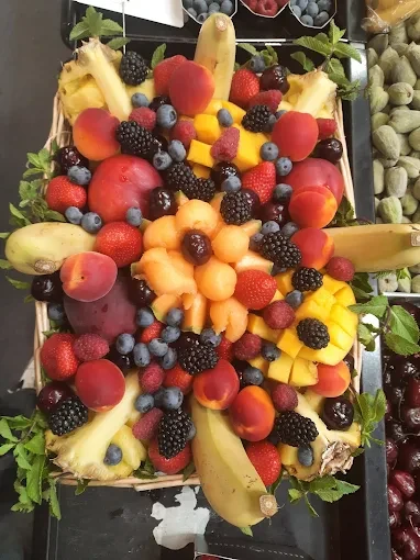 Corbeille décorative avec melon taillé et fruits variés